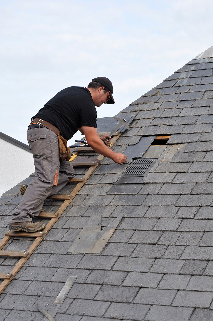 roofer-2967759_1280
